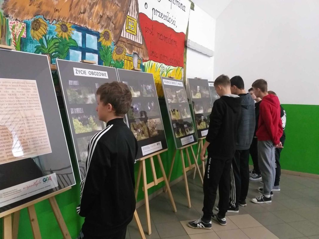 Wystawa fotograficzna z Rekonstrukcji Rozbicia Obozu Pracy w Błudku gm. Susiec w NSP Łuszczacz
